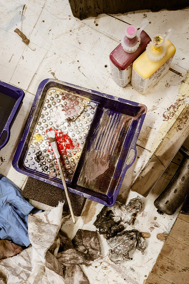 Jetzt wird es kreativ: Mit Farbe und Pigmenten wird die Oberflächengestaltung mit Mikrozement fertiggestellt.