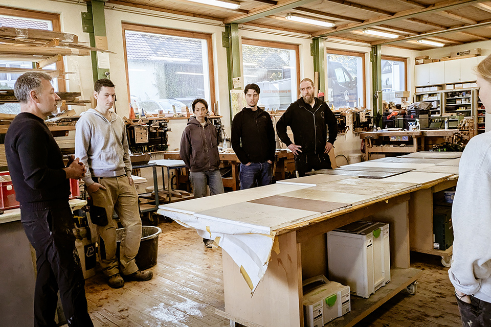 Kunsttherapeut Roland Knör von RaumArt vermittelt sein Wissen zum Arbeiten und Gestalten mit Mikrozement im Workshop Beton und Objekt bei Schreinerei Liebwerk am Bodensee.