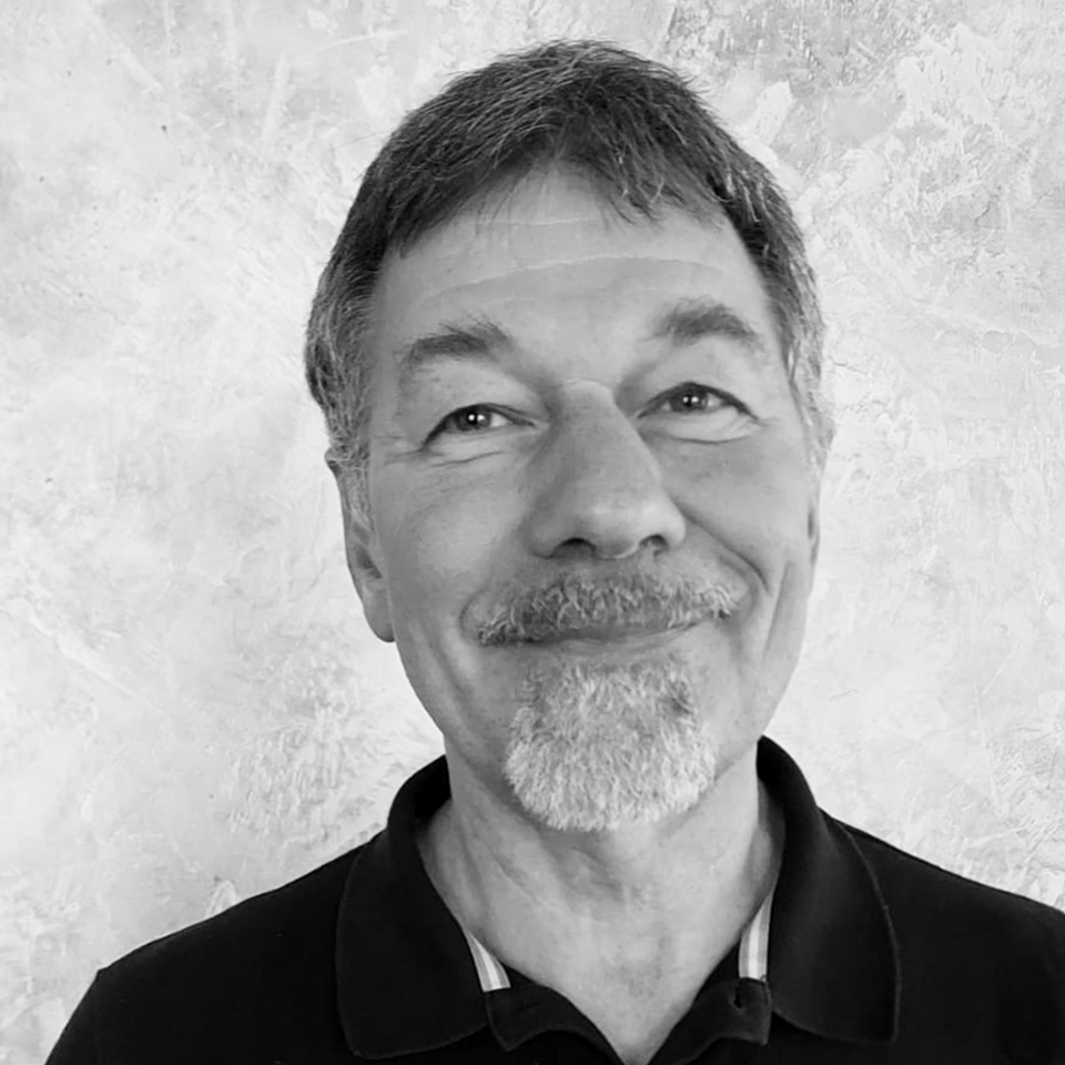 Roland Knör ist Kunsttherapeut und leitet den Workshop Beton & Objekt bei Liebwerk Schreinerei
