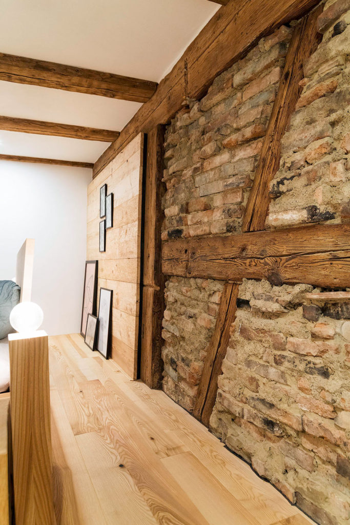 Liebwerk setzt die natürlichen Materialien Holz und Stein in Kombination ein und erzeugt Spannung im Raum.