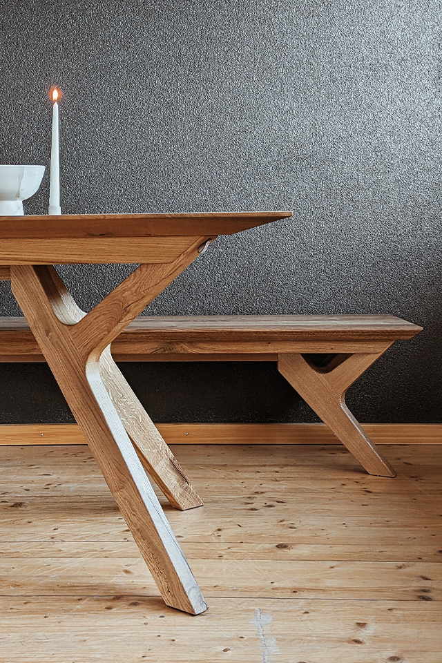 Die LIebwerk Schreinerei fertigt Hocker und Bank in Kombination mit Massivholtischen. 