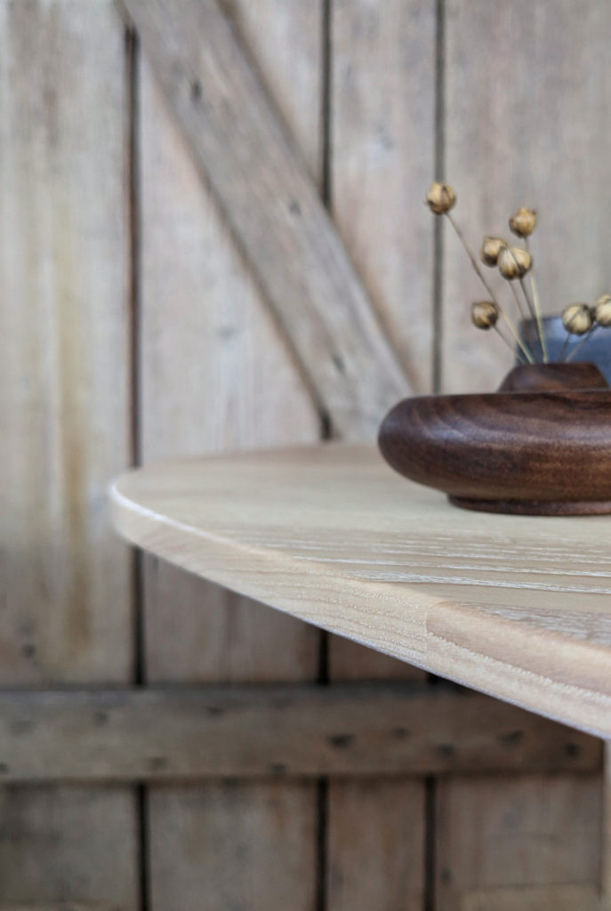 In der  Boutique für schönes Wohnen von Liebwerk am Bodensee steht ein Massivhlztisch aus Esche mit filigraner Schweizer Kante. 