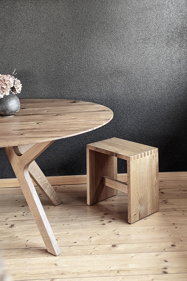 Tisch und Hocker aus Eiche Massivholz - ein unschlagbares Match von Liebwerk Schreinerei