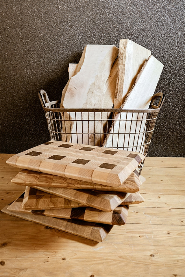 Holz aus dem sich keiner was macht - wir bei Liebwerk schon. Aus dem Holz, dass beim Möbelbau übrigbleibt, haben wir die Restholz-Kollektion entwickelt.