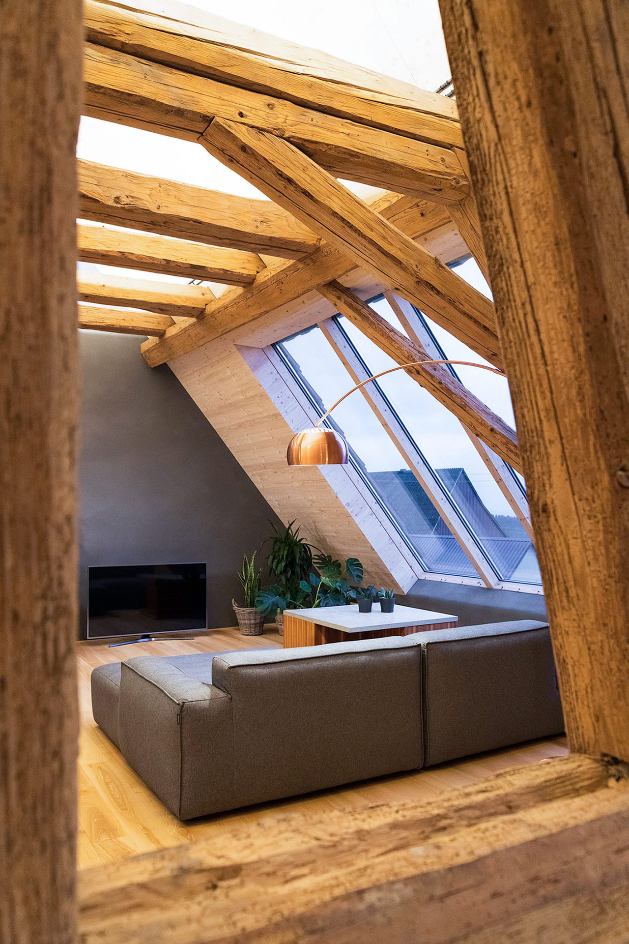 Die richtige Platzierung vom Sofa ist grundlegend für ein anhaltendes Wohlgefühl Zuhause.